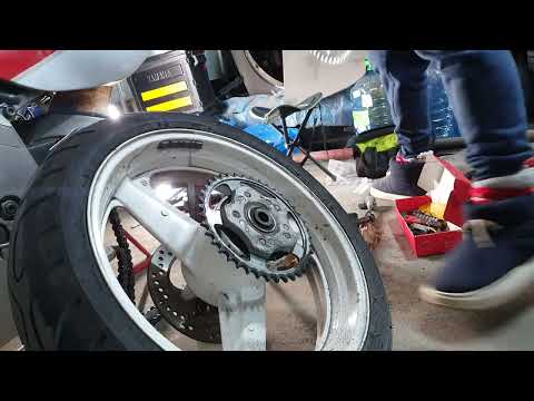 Видео: Мотодневник Honda CBR400RR NC23 замена задней звезды с 40т на 42т
