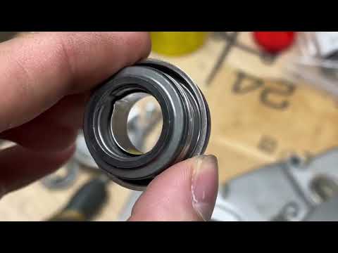 Видео: Замена сальника помпы Kawasaki klx 250