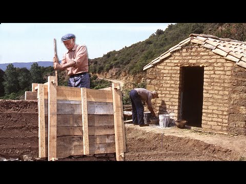 Видео: ХУДОЖЕСТВЕННЫЙ САБАЙ в технике ТАПИАЛ (уплотненные земляные стены), саман, дерево и кустарники