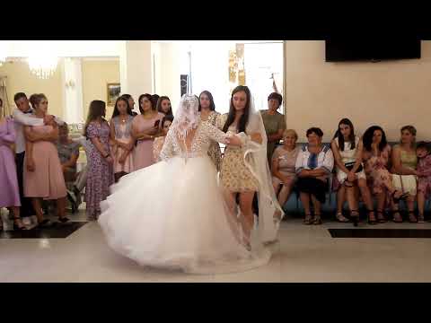 Видео: 👰Знімання фати.Перетанцьовування з неодруженими. Букет. Підвязка. Завершення весілля.
