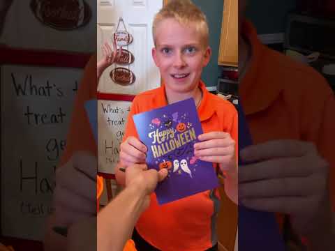 Видео: Хэллоуинская игра с наклонным столом! 🎃 #игра #семья #хэллоуин #тыква #вечеринка