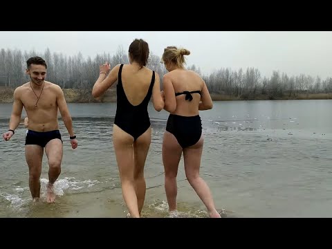 Видео: Купання на Водохреща в Трускавці Ice swimming Epiphany