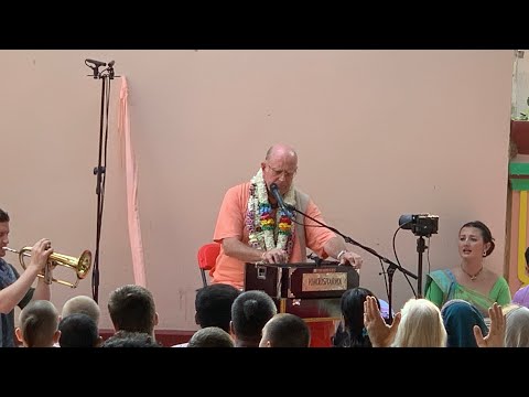 Видео: Киртан Индрадьюмна Свами в Чайтанья матхе 8.10.2025