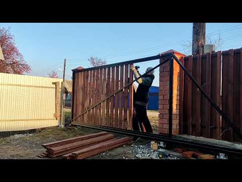 Видео: Откатные ворота и деревянный штакетник.