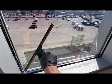 Видео: Как мыть стеклянные перила.