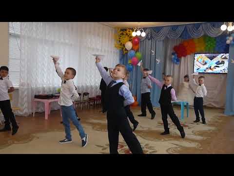 Видео: Вход Мой бумажный самолет Д сад №15 гг  Минусинск выпуск Зубковой Т