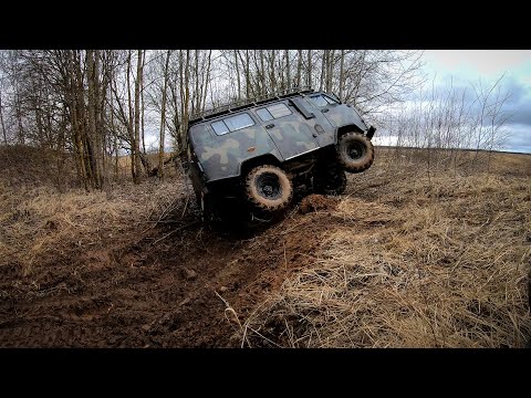 Видео: Жесть! Уаз "Буханка" почти на боку, нивы по уши в грязи, ну и трактора в деле.