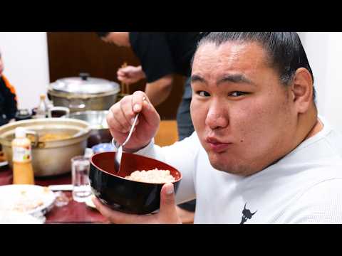Видео: Борцы Сумо Поглощают Чанко! Хрустящая Темпура, Хотпот с Соевым Соусом и Икра в Миске