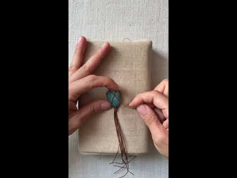 Видео: Урок по созданию простого плетёного кулона из камня без отверстий.