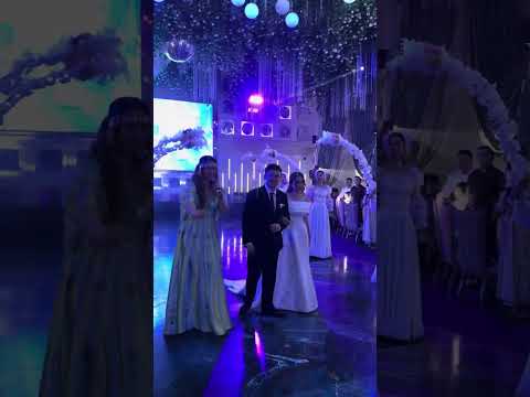 Видео: Юлия Руцкая завела молодожёнов на кыргызско-казахском тое под “Аппак суйуу”