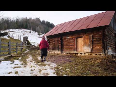 Видео: Бабушкины весенние будни | Рубим дрова и варим борщ в горах
