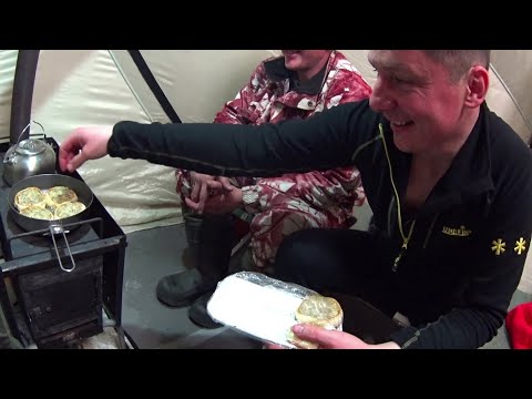 Видео: Зимняя рыбалка с ночевкой в палатке с комфортом!Ночуем в палатке на льду.Судак и Берш на Жерлицы.