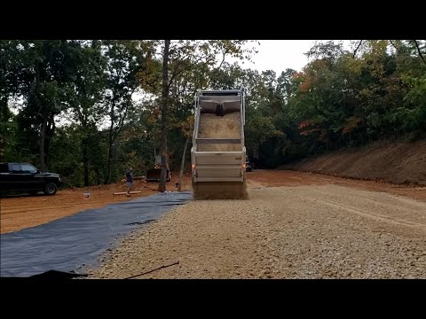 Видео: Вот как надо высыпать щебень, правильно.