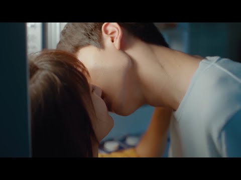 Видео: красивый босс не может спать по ночам и есть Золушку в гостиной.