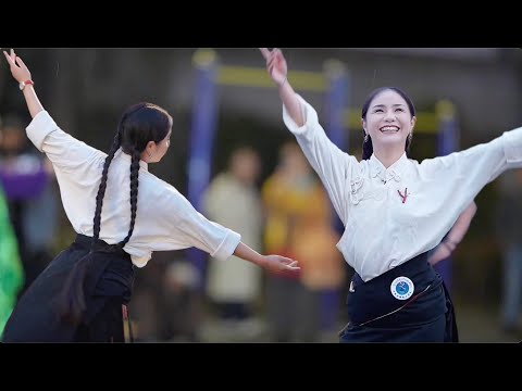 Видео: Yongji, красивые тибетские танцоры ， грациозные тибетские танцы