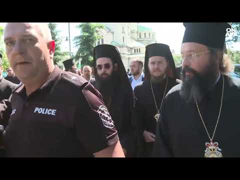 Видео: Протестиращи изразиха недоволство срещу избора на Сливенски митрополит