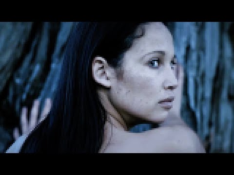 Видео: Женщина попадает в лесу в Хижину к двум охотникам