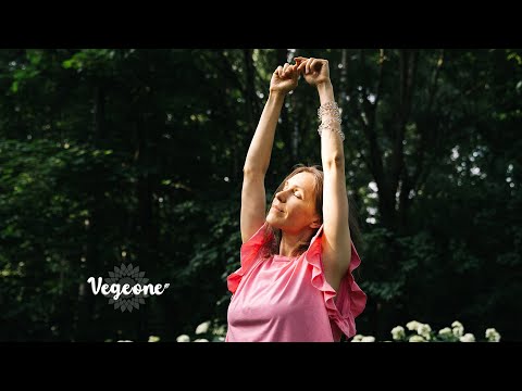 Видео: 17-минутная утренняя йога-флоу. Сила, стабильность и мягкость стихии земли