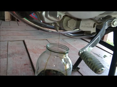 Видео: Как поменять масло на мотоцикле?