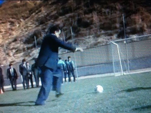Видео: Эмомали Рахмон играет в футбол