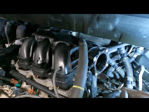 Видео: Совет по снятию впускного коллектора Toyota Higlaner 3.5 2013 года! Замена свечей зажигания!