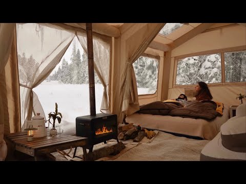 Видео: ГОРЯЧИЙ ПАЛАТОЧНЫЙ ЛАГЕРЬ С ПЕЧЬЮ В СИЛЬНОМ СНЕГЕ