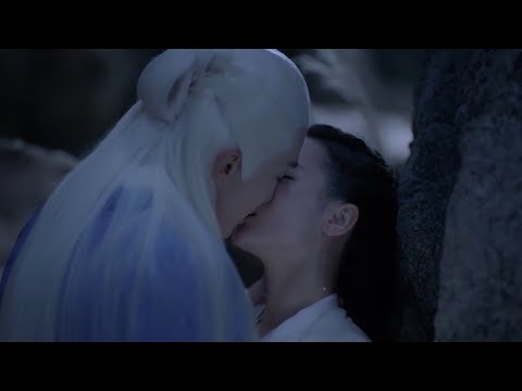 Видео: К Фэн Цзю наконец пришла память, и император прижал ее к пещере, чтобы поцеловать.