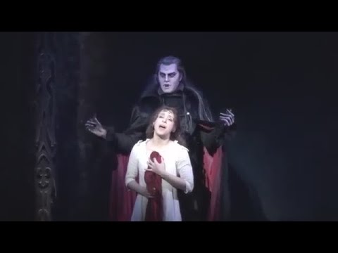 Видео: Tanz der Vampire with Ivan Ozhogin / Бал вампиров на немецком с Иваном Ожогиным