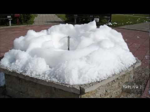 Видео: Куча пены от перекиси водорода (химия)