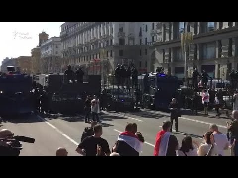 Видео: Десятки тысяч людей на улицах Минска, в город входит бронетехника