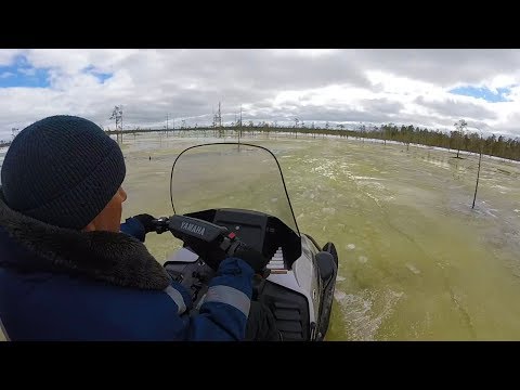Видео: На зимнюю рыбалку весной. НА СНЕГОХОДЕ ПО ВОДЕ. Через болота, леса, ручьи.