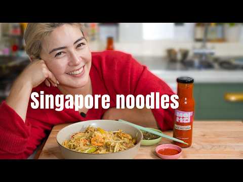 Видео: Все лгут о сингапурской лапше (вот правда) 🍜 | Рецепт жареной курицы с креветками