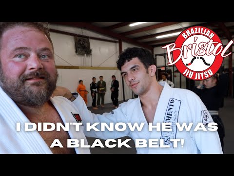 Видео: Посетитель с черным поясом притворяется белым и портит день синих поясов