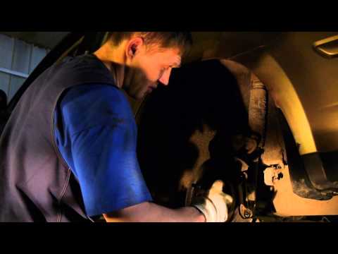 Видео: Профилактика и ремонт тормозной системы на Ниссан