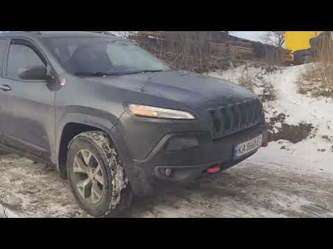 Видео: Jeep Cherokee trailhawk и infinity  FX35 на ледяной горке.