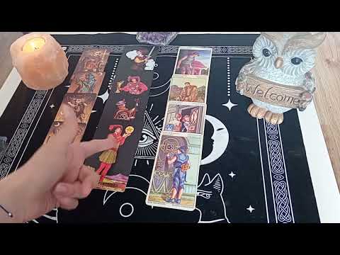 Видео: Значення придворних карт: пажі, рицарі в Таро.