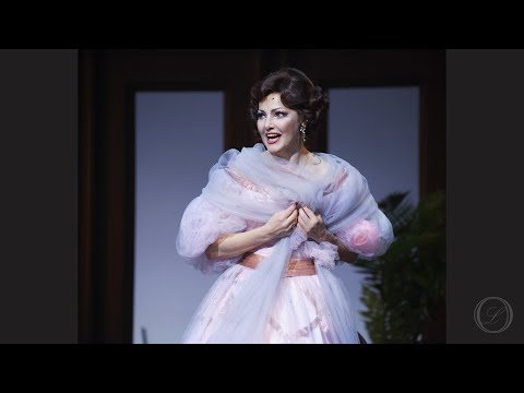 Видео: Елена Зайцева. Фотографии разных лет и концертный номер из мюзикла "Брак по-итальянски"