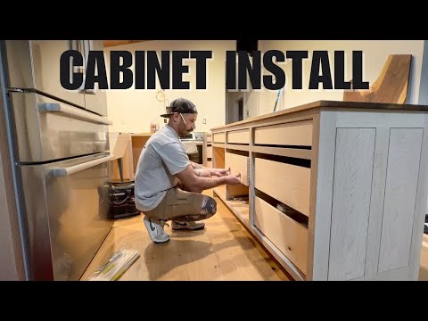Видео: Установка кухонных шкафов на заказ