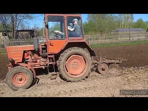 Видео: Самодельный двухкорпусный плуг на трактор Т-25.. Вспашка огорода..