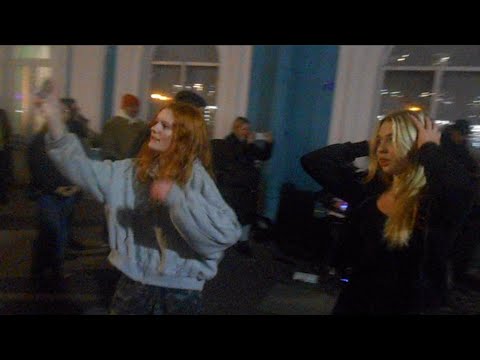 Видео: Уличные музыканты Питер Александра и Женя на Невском 4 ноября - Маршрутка cover IOWA