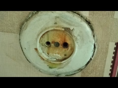 Видео: Аварийный вызов электрика ⚡⚠️ Вышла из строя розетка и тройник в ней 🔥