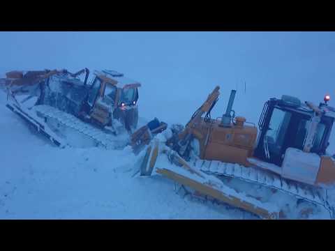 Видео: Два тракториста и камаз. Зимник.