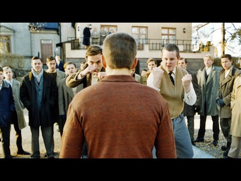 Видео: Хулиганы Не Догадываются, Что Новый Ученик - Закоренелый Преступник