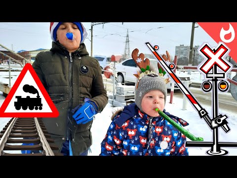 Видео: Новогодний жд переезд со шлагбаумом и барьерами/ новогодний железнодорожный квест