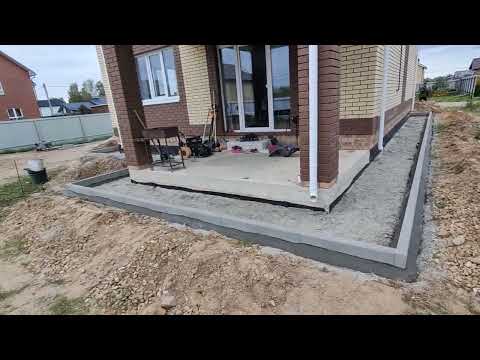 Видео: Монтаж отмостки из тротуарной плитки в Ярославской области, КП "Солнечный Бор" часть 2