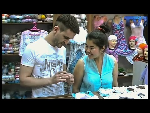Видео: Мужчина зарабатывает вязанием.