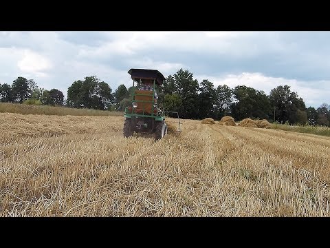 Видео: Собираю солому мототрактором с волокушей.