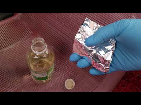 Видео: Как удалить ржавчину с хрома с помощью уксуса и алюминиевой фольги