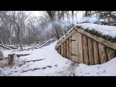 Видео: переночевали в рыбацкой землянке, вышли на ледяную реку, лагерь бушкрафтов
