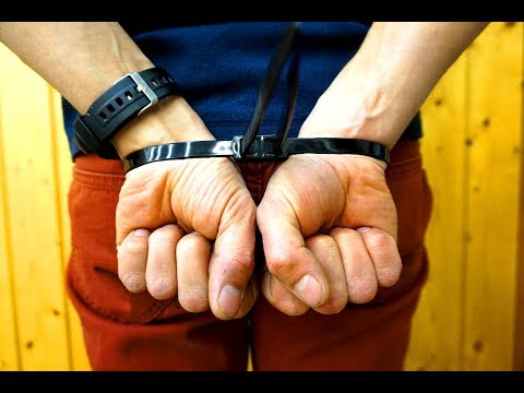 Видео: СНИМАЮ НАРУЧНИКИ РУКИ СЗАДИ ЛЕГКО